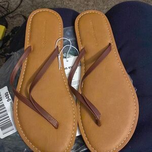 Amazon Essentials CUSHIONAIRE Women's Cora Flat Flip Flop Sandal with +Comfort